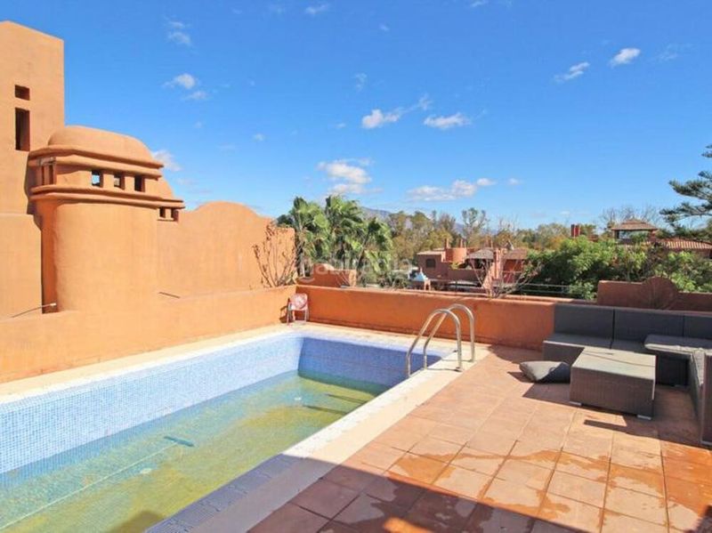 Foto ae085bc0-15c7-43d0-a348-71315badeaec. Àtic amb aparcament piscina a Casasola Estepona