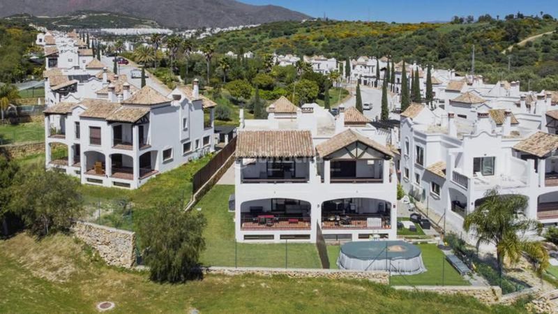 Foto 504b8774-8ad8-4e5c-825c-37a47e999613. Casa aparellada amb aparcament a Valle Romano Golf Estepona