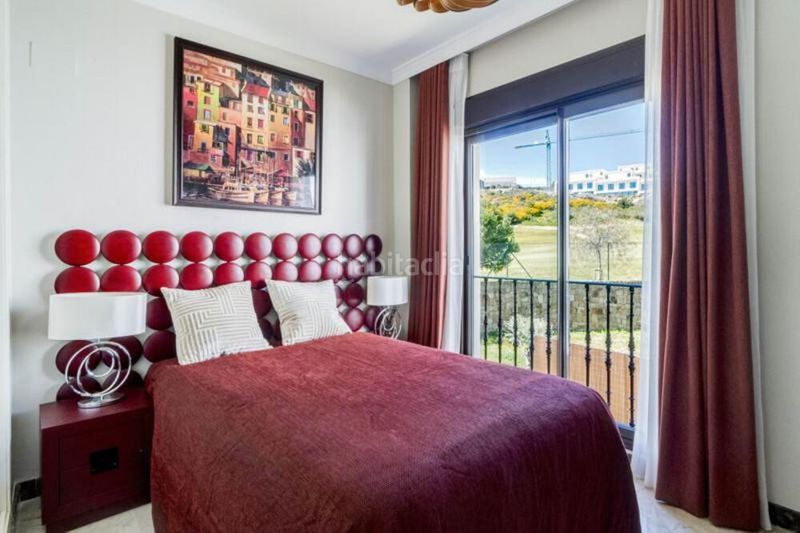 Foto e1c11635-1c16-47fe-a385-33ae16227956. Casa aparellada amb aparcament a Valle Romano Golf Estepona