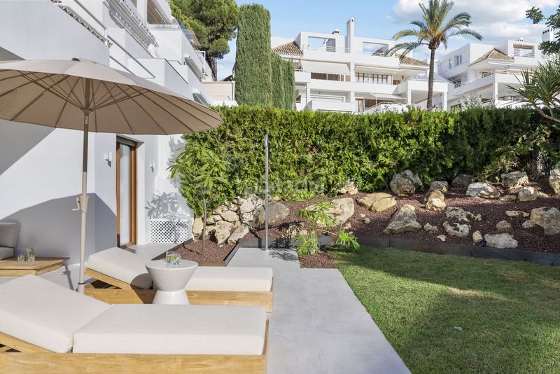 Foto b0c75cbf-bde9-4ab9-8087-6d4d4aa53d44. Dúplex amb aparcament piscina a Los Naranjos Marbella
