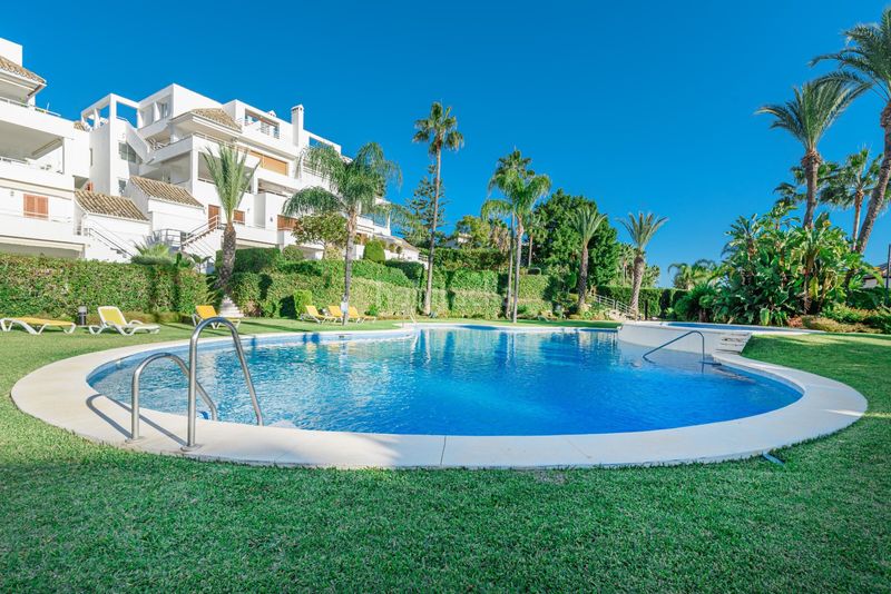Foto e80d7528-0f96-4e7a-abb7-582bf4c6a5bb. Dúplex amb aparcament piscina a Los Naranjos Marbella