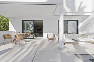 Duplex in Paraiso - Barronal. Elegante dúplex de 5 dormitorios con jardín privado y piscina en