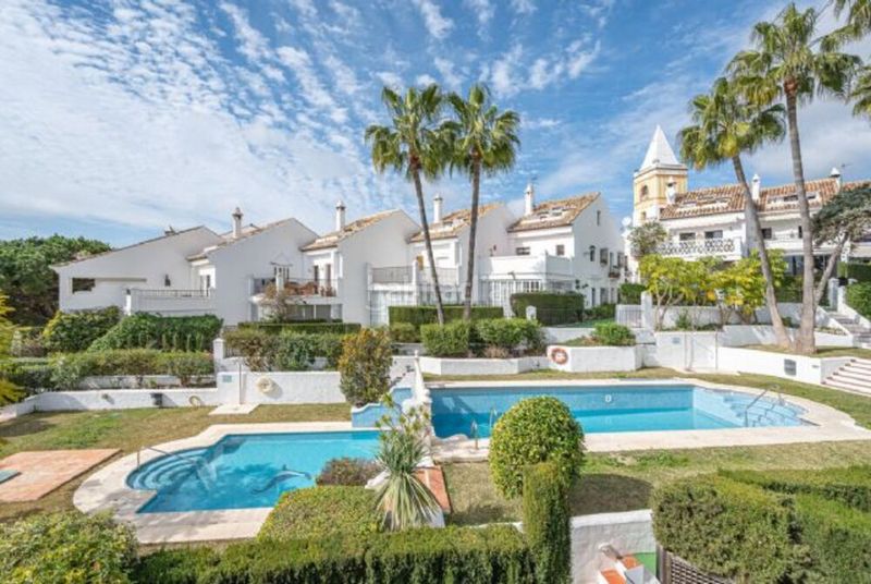 Foto c894d140-061f-4c2c-8ae7-96c6b0a837f8. Lloguer casa adossada amb aparcament piscina a lomas de Marbella club Marbella