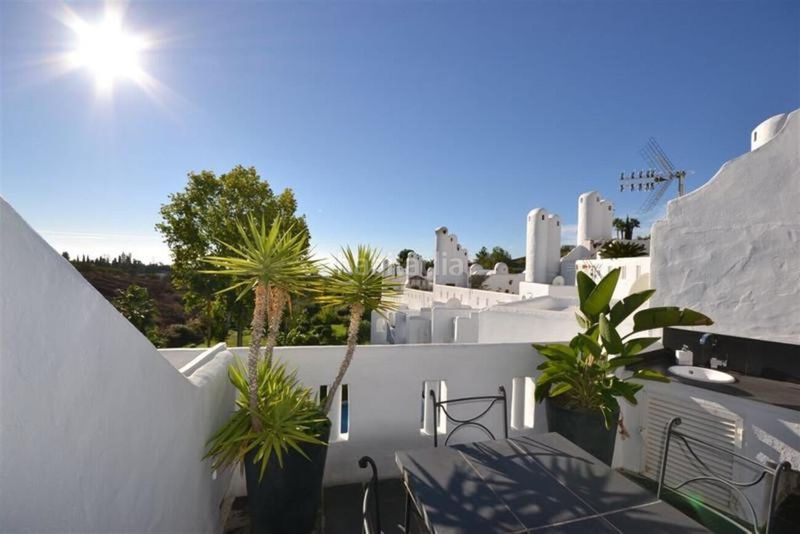 Foto db847b4a-13fe-45ba-b307-3cb2dfee0c72. Lloguer casa adossada amb aparcament piscina a lomas de Marbella club Marbella
