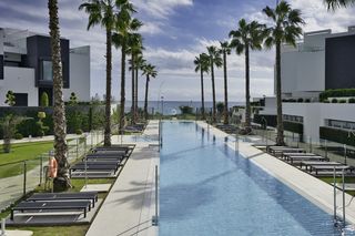 Miete Doppelhaus in Guadalobón. Adosado contemporáneo en primera línea de playa con jacuzzi en l