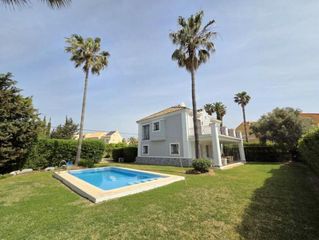 Casa in La Duquesa. Elegante villa orientada al sur con parcela ajardinada y potenci