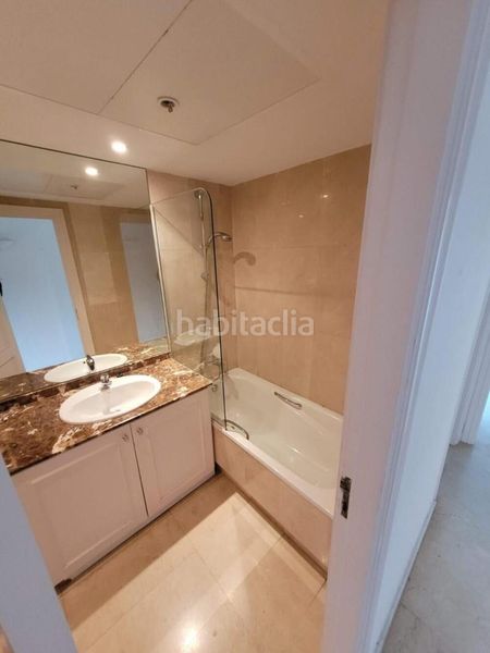 Foto 480c5222-be92-4b0d-b213-e0bc17aa2803. Apartament amb aparcament piscina a El Velerín Estepona