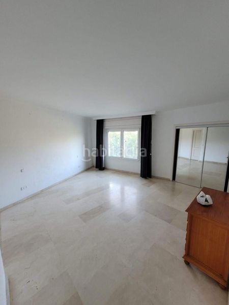 Foto 6794f11a-418d-46b0-8837-c1bf9a57e24e. Apartament amb aparcament piscina a El Velerín Estepona