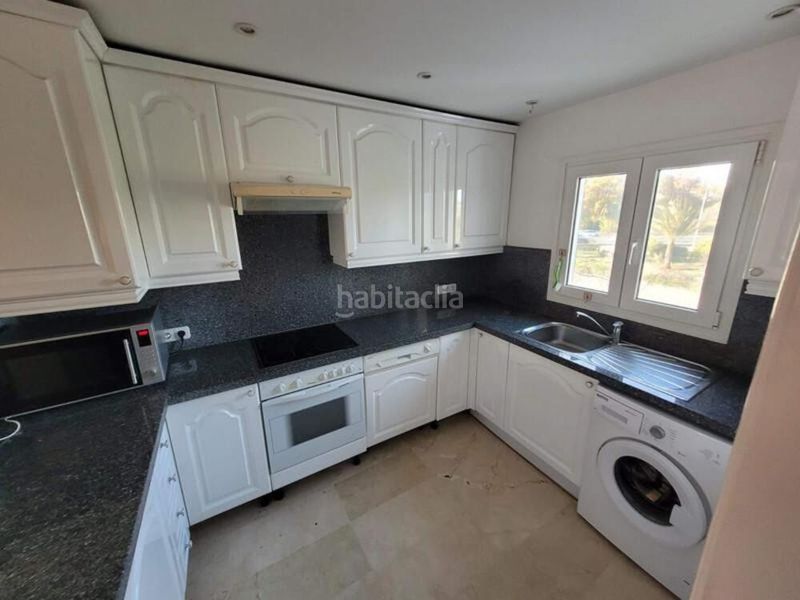 Foto a1e110e5-4e2a-4598-8491-84f9d7a10497. Apartament amb aparcament piscina a El Velerín Estepona