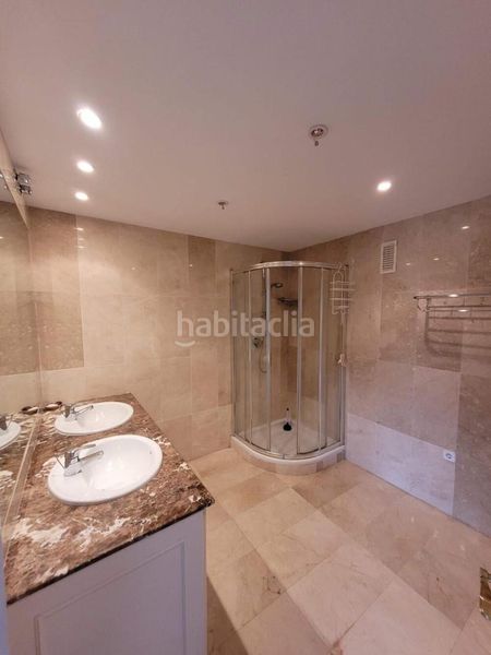 Foto b6bfdb54-0313-4204-af3c-3e2cd8ba3488. Apartament amb aparcament piscina a El Velerín Estepona
