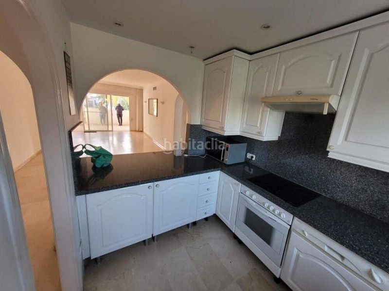 Foto ffa35dfd-6164-4a3d-b9c6-35531c73e76b. Apartament amb aparcament piscina a El Velerín Estepona