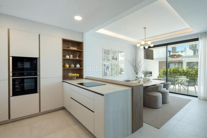 Foto c3226ccd-833d-4f85-92ab-8bbb40b6e195. Casa aparellada amb aparcament piscina a Río Real Marbella