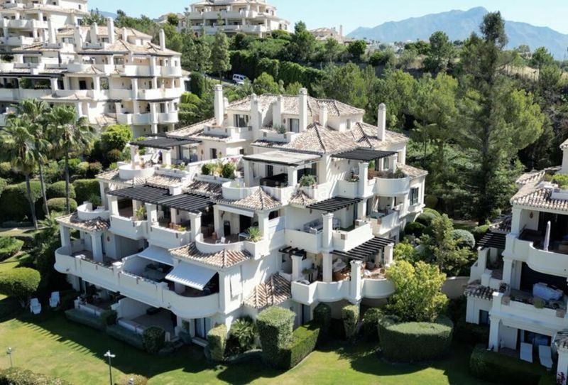 Foto 27ddba2d-3f06-4db8-b5dc-e458252459a6. Apartament amb aparcament piscina a los arqueros - puerto del almendro Benahavís
