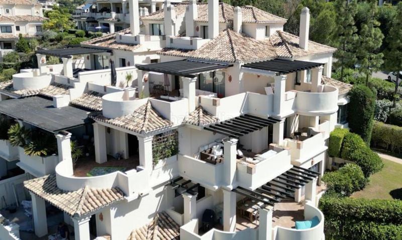 Foto 8d03e6ee-5319-4ea6-8782-38abeb648ddc. Apartament amb aparcament piscina a los arqueros - puerto del almendro Benahavís
