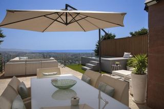 Affitto Casa a schiera in Benahavís pueblo. Amplia casa adosada de varios niveles con piscina privada y vist