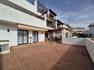 Alquiler Apartamento en Nagüeles Alto. Elegante apartamento de 3 dormitorios con amplia terraza en la m