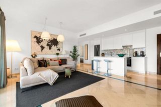 Ground floor in El Paraíso. Vida mediterránea moderna con vistas al mar y a la montaña