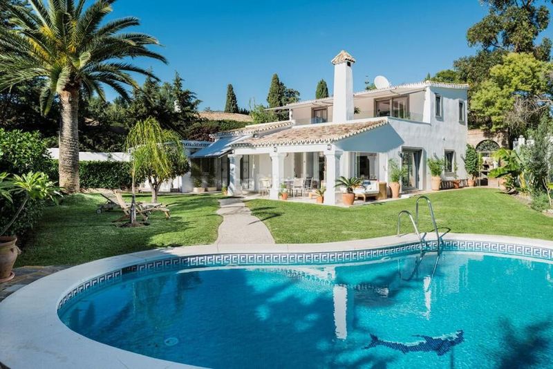 Foto 63e7e4b8-cb6b-4dc2-b6ce-b0dd431d05d8. Casa amb aparcament piscina a La Quinta Benahavís