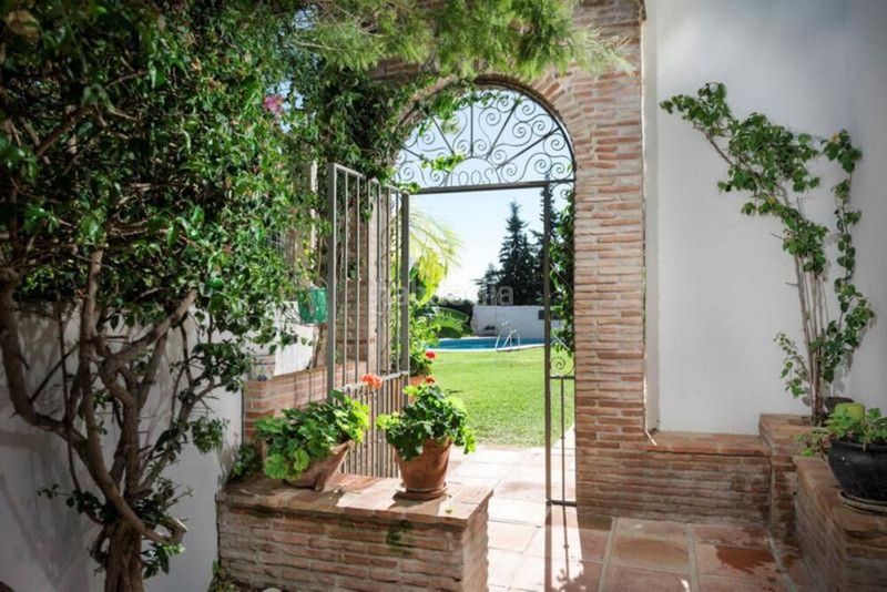 Foto fa110a13-6f31-4787-9c25-9e34c255d950. Casa amb aparcament piscina a La Quinta Benahavís
