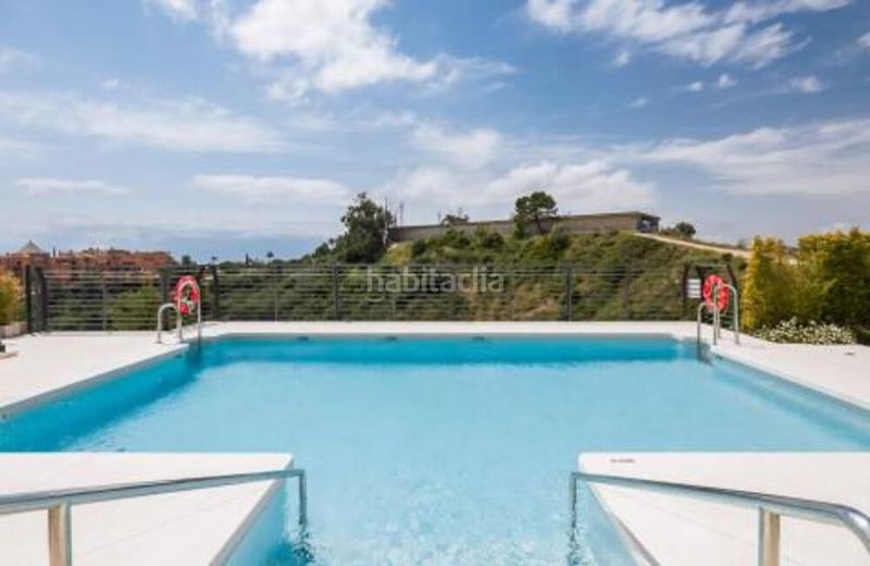 Foto f27a1db0-1b61-4235-a74f-97e827b7245d. Lloguer àtic amb aparcament piscina a Los Naranjos Marbella