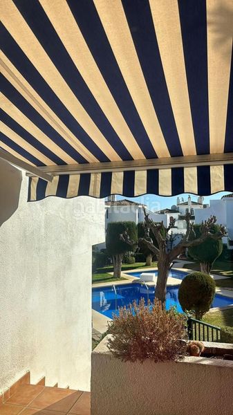 Foto 42cdd9b8-98fa-4a7c-b848-686a692d3ab2. Casa adossada amb piscina a Cancelada Estepona