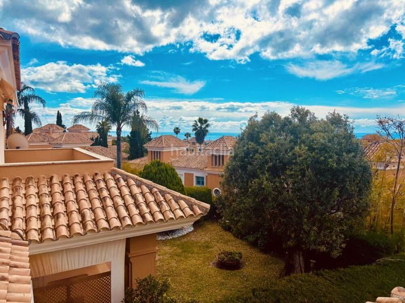 Foto ae9afbcc-0bbb-4ba5-b69c-0bb539c6e0d1. Casa aparellada amb aparcament piscina a Santa Clara Marbella