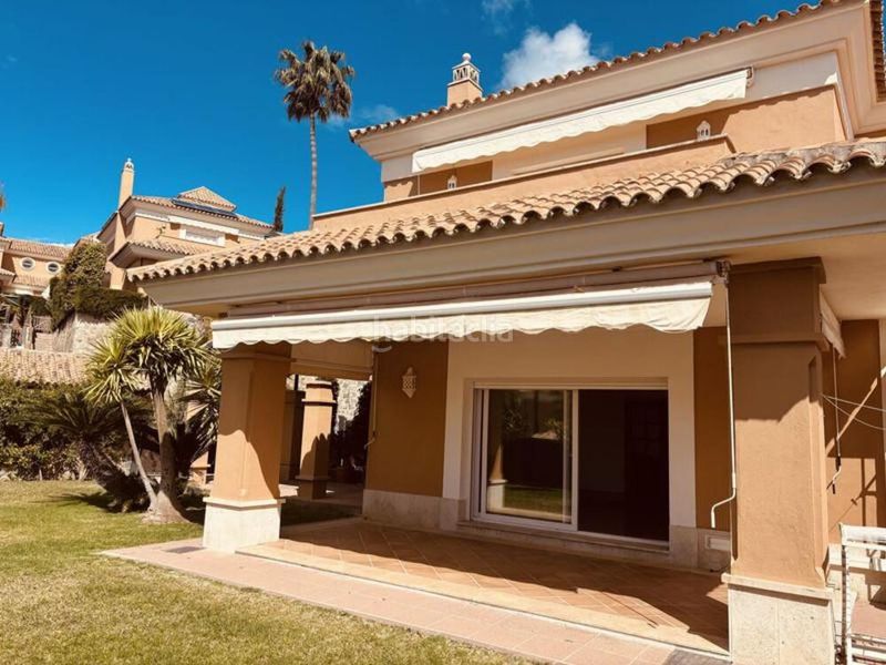 Foto c7e66cbf-1616-46df-8303-ce83b4a5540a. Casa aparellada amb aparcament piscina a Santa Clara Marbella