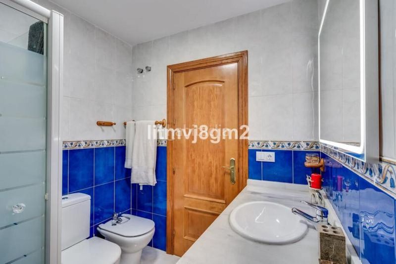 Foto 0b0cb3a7-e19f-4132-a325-26ef96c27c1b. Casa adossada amb aparcament piscina a Calahonda Mijas