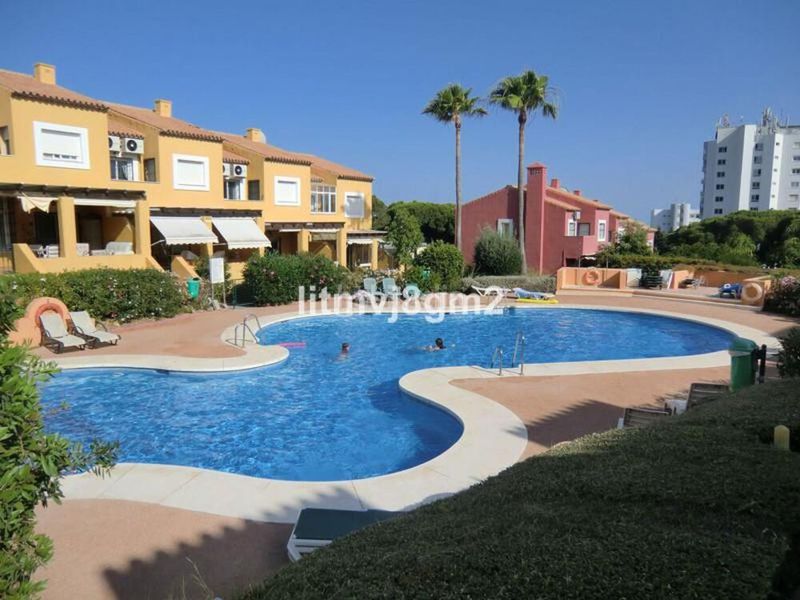 Foto 770fe960-c077-4457-9e94-dd0995e6f9e3. Casa adossada amb aparcament piscina a Calahonda Mijas