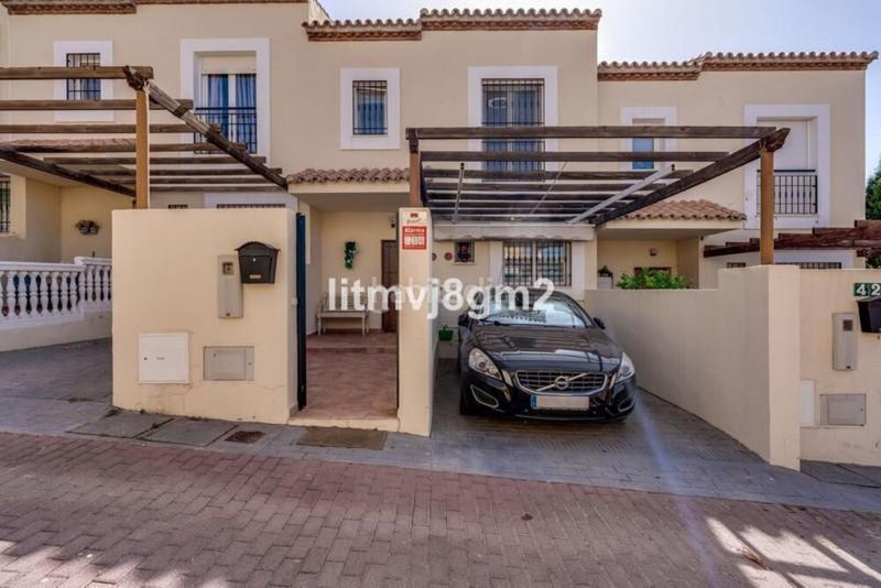 Foto 873cb9d8-88db-4fc4-a2b6-ecb945e93778. Casa adossada amb aparcament piscina a Calahonda Mijas