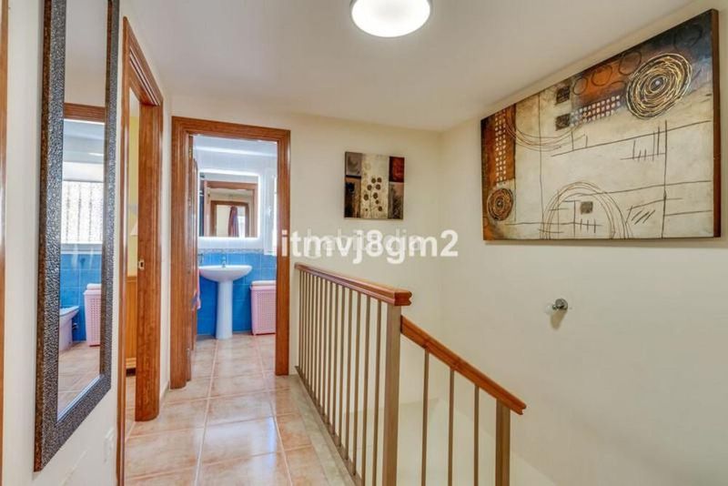 Foto bbe4e75b-f79e-4905-a535-3b80ebd0456d. Casa adossada amb aparcament piscina a Calahonda Mijas