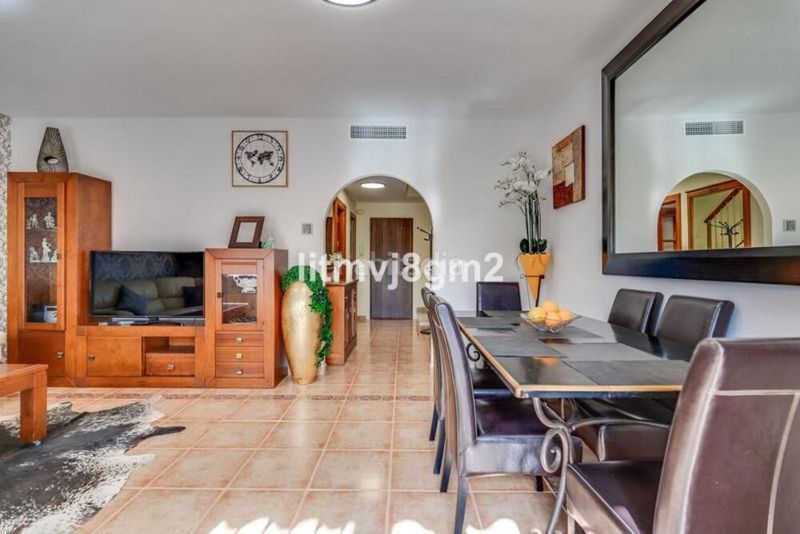 Foto d94fb937-10cf-45ba-a0db-80c41ddc63fb. Casa adossada amb aparcament piscina a Calahonda Mijas