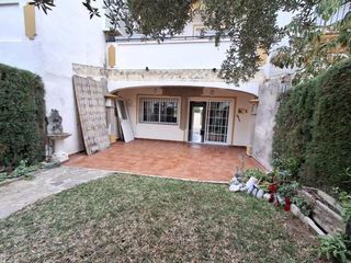Casa a schiera in Puerto Banús. Oportunidad de reforma a pocos pasos de la playa en azalea beach