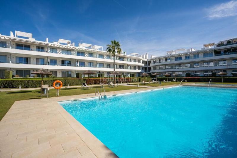 Foto 4cd4d1ef-ec1c-43b9-8c78-cb159fb77aee. Apartament amb aparcament piscina a Bel - Air Estepona