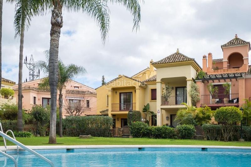 Foto cb740f6b-3a47-4259-b9ab-8dd3e013c5e2. Lloguer casa adossada amb aparcament piscina a Puente Romano Marbella