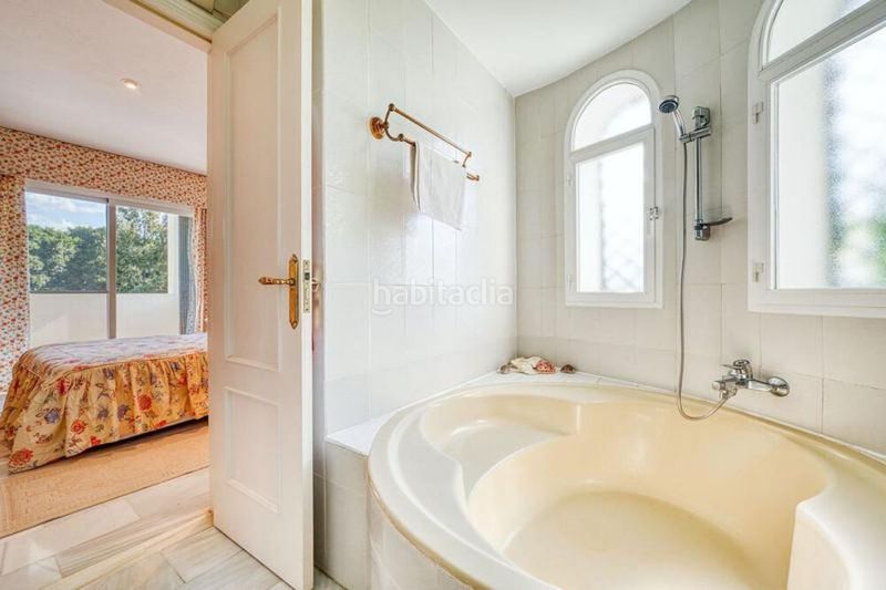 Foto f43948b4-8851-494e-b6b2-89d2522aa0b2. Casa amb calefacció aparcament piscina a Los Naranjos Marbella