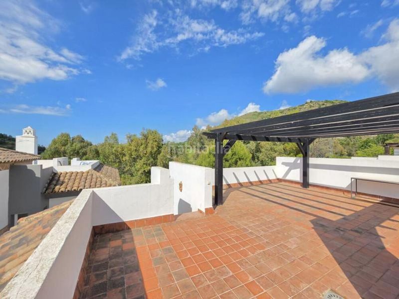 Foto c8e7c38e-e566-46e7-908a-668b59cc586c. Àtic amb aparcament piscina a los arqueros - puerto del almendro Benahavís