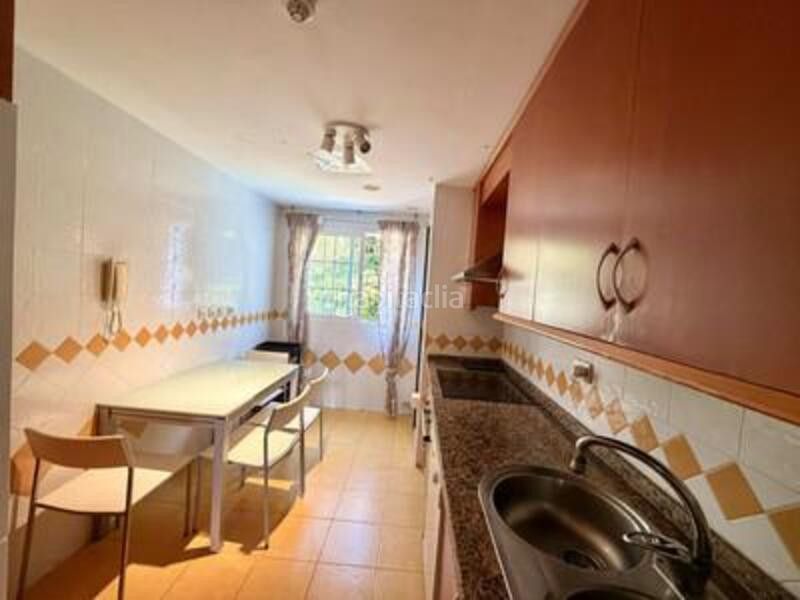 Foto a0fa0b6b-5a66-4b4e-a6a1-a6335c7c364d. Apartament amb calefacció aparcament piscina a Río Real Marbella