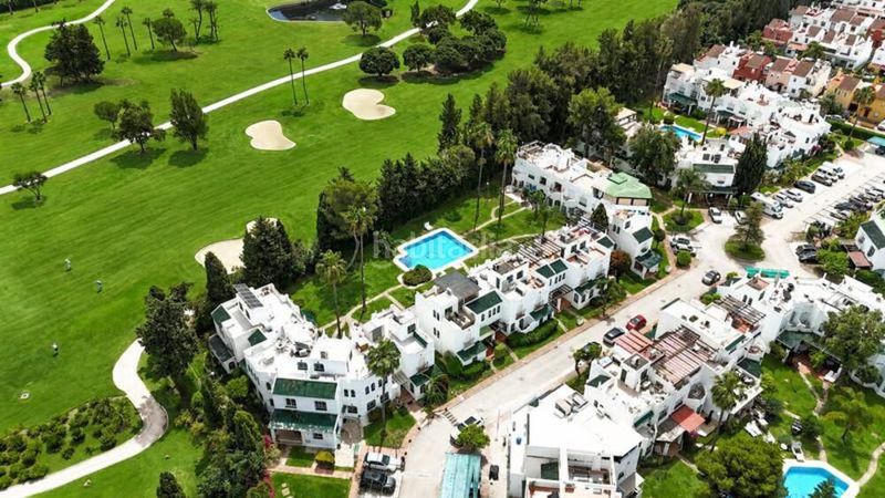 Foto 2a8ee695-d993-45ae-aca6-d60b6ee12fc6. Casa adossada amb aparcament piscina a Los Naranjos Marbella