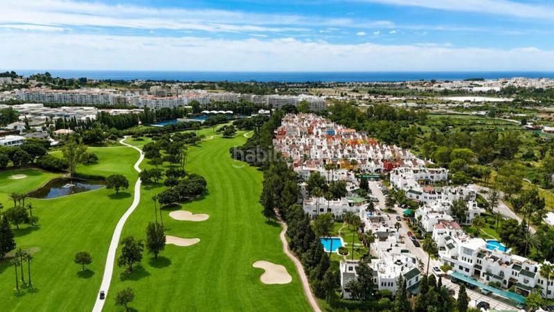 Foto ac2f4504-d70f-40ac-9d0e-983a3dbf4917. Casa adossada amb aparcament piscina a Los Naranjos Marbella