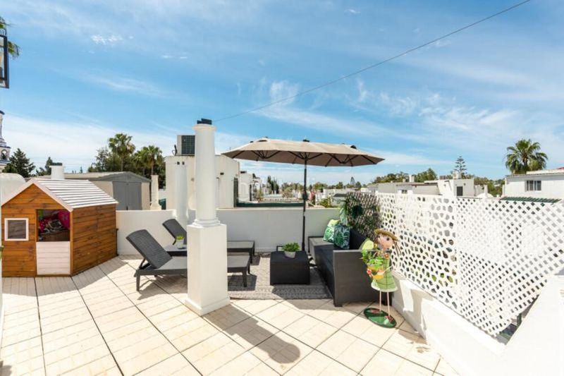 Foto b9e8f67c-07ff-4878-a9d4-b53ba1e1df6c. Casa adossada amb aparcament piscina a Los Naranjos Marbella