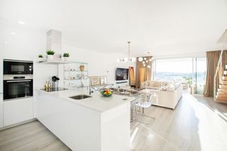 Casa adossada a Cancelada. Adosado contemporáneo de tres plantas con solárium y vistas pano