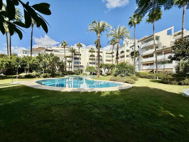 Foto a6b0bbe7-ad57-4274-b0d3-4ea8f277df97. Apartament amb aparcament piscina a Nueva Atalaya Estepona