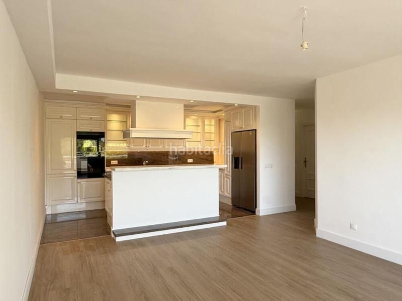 Foto dba41867-1dce-4b18-a6ff-62a361dc8432. Apartament amb aparcament piscina a Nueva Atalaya Estepona