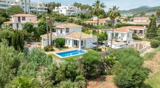 Casa a Estepona Golf. Elegante villa andaluza en primera línea de golf con vistas pano