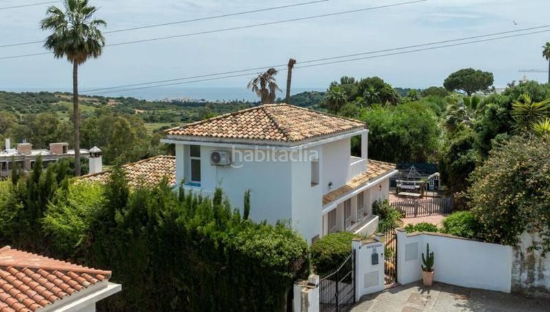 Foto 17185ee2-60bb-4c3f-bc31-16f48ec595fb. Casa amb aparcament piscina a Estepona golf Estepona