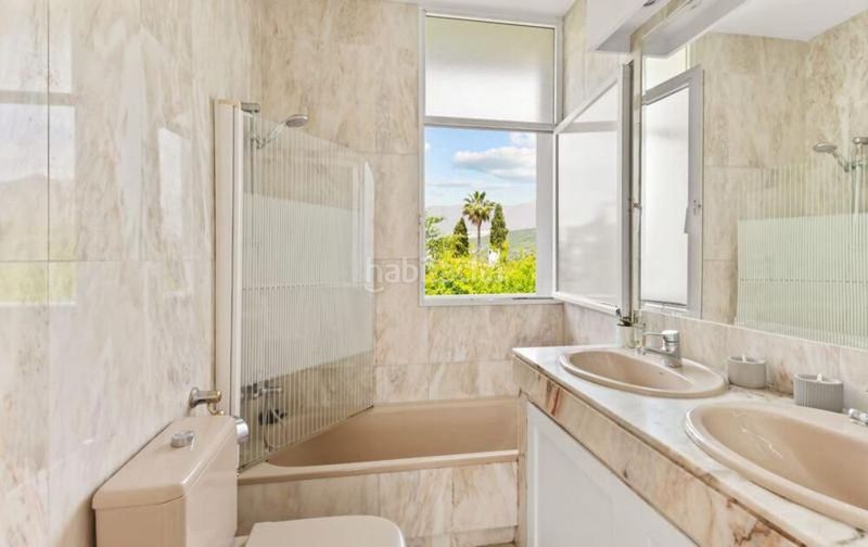Foto 4d422e65-10e1-4e90-8ace-e0221abb931e. Casa amb aparcament piscina a Estepona golf Estepona