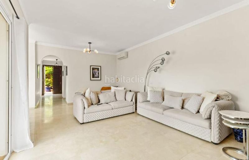Foto 5de3637f-02d7-4822-a188-57cd18f22e65. Casa amb aparcament piscina a Estepona golf Estepona