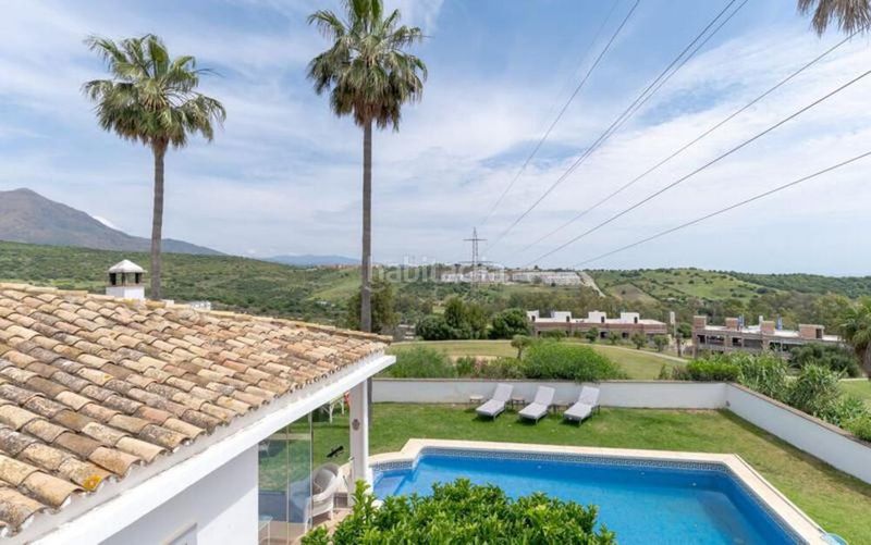Foto bfef2e94-9fbe-45e5-8b4e-2c0ff404f34f. Casa amb aparcament piscina a Estepona golf Estepona