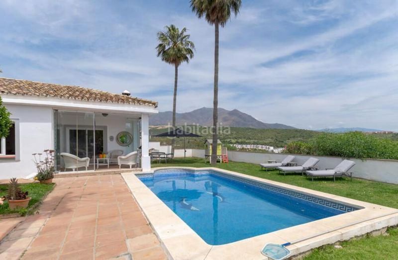Foto c6de1dd7-5d39-48ed-b09f-fa76659b4da6. Casa amb aparcament piscina a Estepona golf Estepona